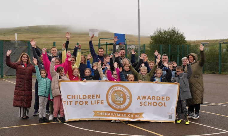 Anrhydeddu Ysgol Gynradd Fochriw â Gwobr The Daily Mile Children’s Fit for Life Award’